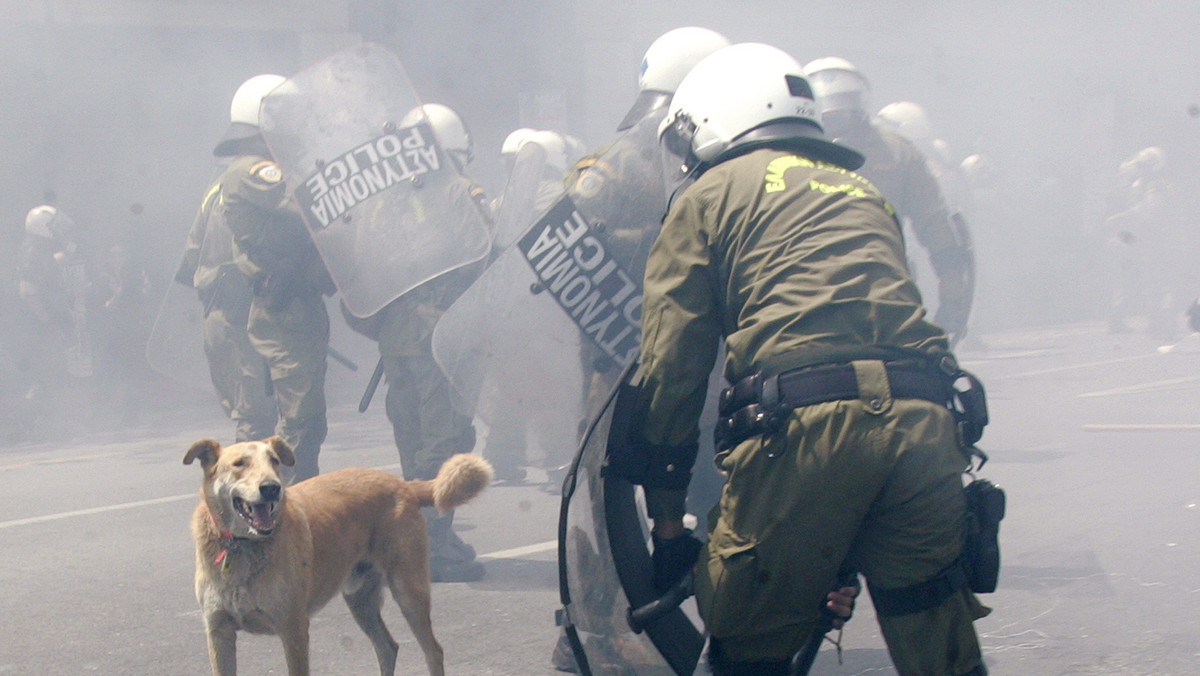 Grecka policja użyła dzisiaj gazu łzawiącego i granatów hukowych, by rozpędzić dziesiątki lewicowych demonstrantów protestujących w centrum Aten. Młodzi ludzie rzucali w policjantów kamieniami.