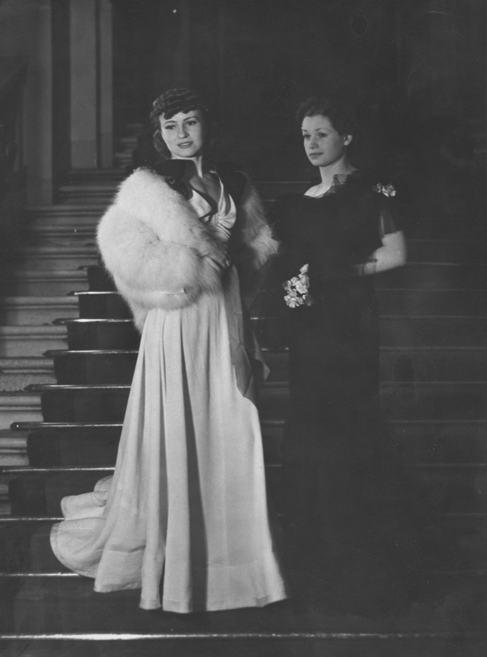 Od lewej: Alicja i Helena Halama na Balu Mody w Hotelu Europejskim w Warszawie (1938)