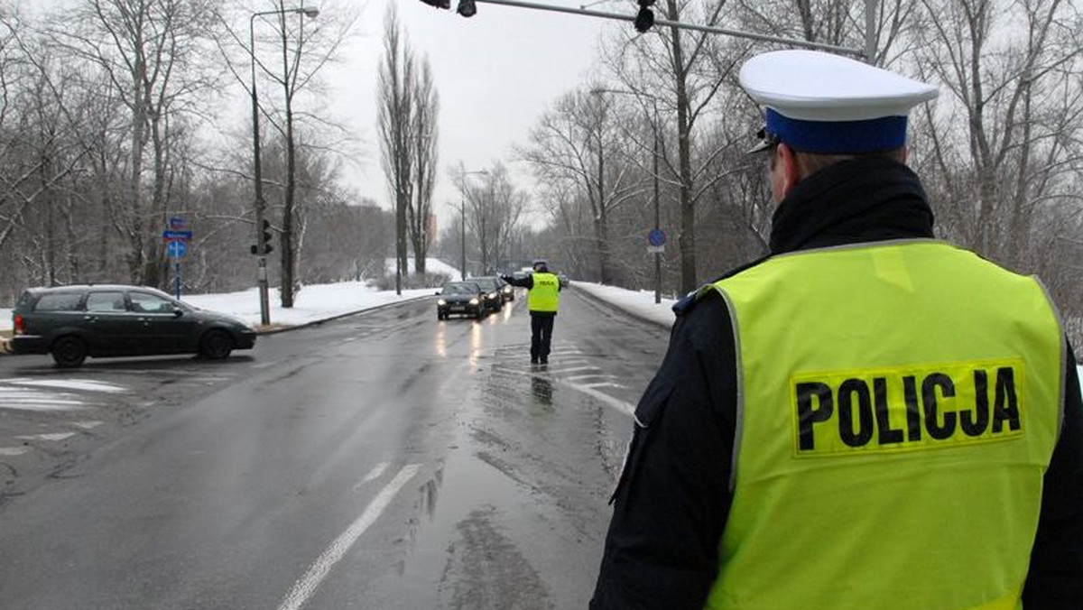 700-złotowymi mandatami karnymi oraz 19 punktami karnymi zakończyła się brawurowa jazda dwóch motocyklistów, którzy pędzili 148 km/h mimo ograniczenia do 50 km/h oraz wyprzedzali na przejściu dla pieszych.