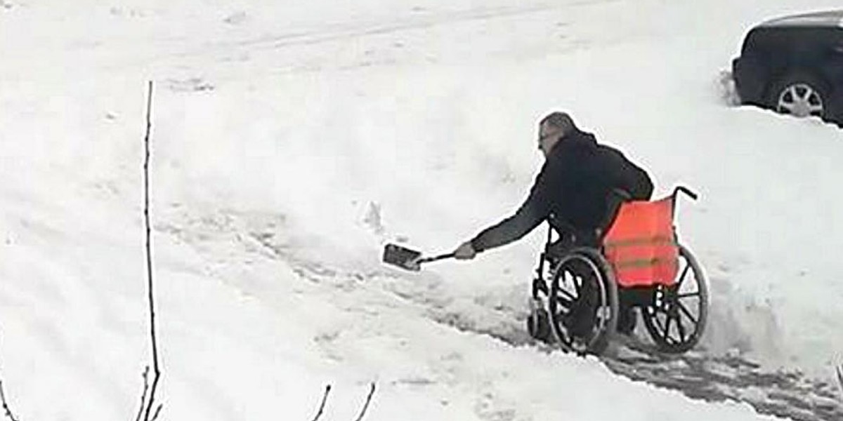 Mężczyzna na wózku musiał odśnieżać