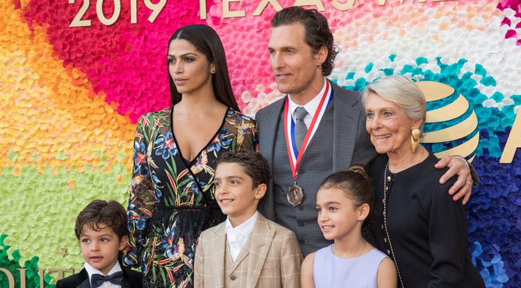 Matthew McConaughey és Camila Alves nem alkalmaz dadát, hanem sokszor a színész édesanyja van segítségükre