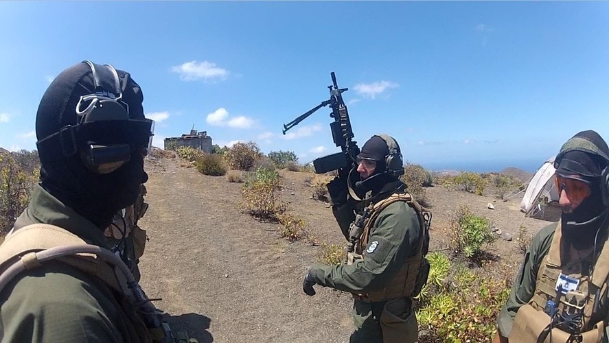 Głównym przeznaczeniem izraelskich sił specjalnych Sayeret Matkal jest przeprowadzanie akcji wywiadowczych, które często są prowadzone głęboko za linią wroga. Doboru komandosów do jednostki dokonuje się podczas specjalnego obozu rekrutacyjnego, w czasie którego aspiranci są poddawani katorżniczym treningom oraz stale monitorowani przez psychologów.