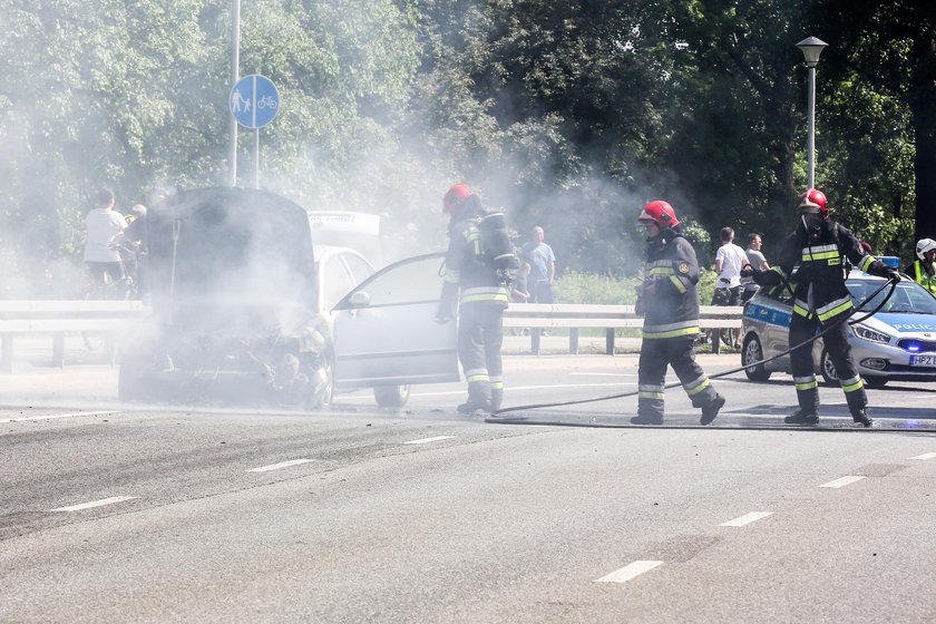 Dramatyczne zdjęcia! Samochód płonął jak pochodnia