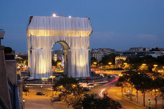 Łuk triumfalny w Paryżu owinięty folią. "To nie remont, to instalacja artystyczna"