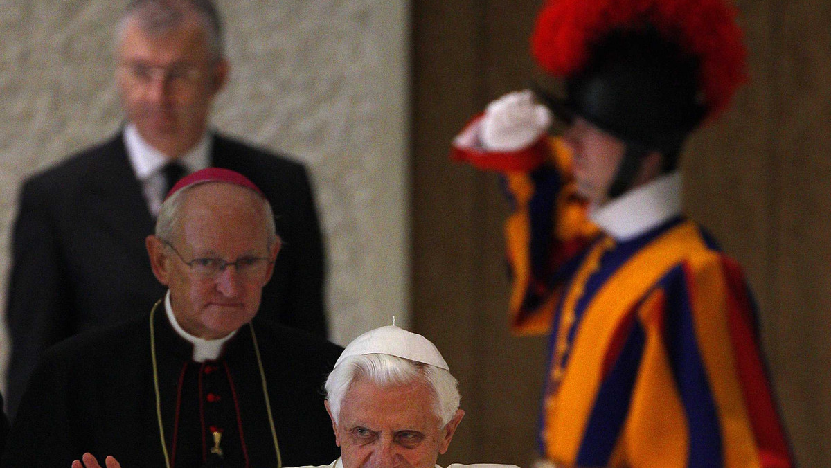 Dwóch mężczyzn usiłowało przeskoczyć przez barierki ochronne w Auli Pawła VI w chwili, gdy wchodził do niej na audiencję papież Benedykt XVI. Głośno mówiąc usiłowali oni wręczyć mu list.