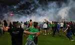 Ogromny skandal we Francji! Wściekły tłum wkroczył na murawę, piłkarze musieli uciec do szatni [WIDEO I ZDJĘCIA]