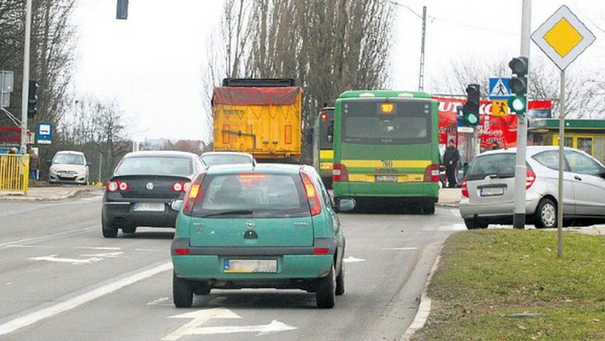 Kierowcy, którzy jadą ulicą Hożą, a następnie chcą skręcić na skrzyżowaniu w ulicą Bogumińską lub Obotrycką, narzekają na utrudnienia w ruchu. Ma się to zmienić w przyszłym roku - informuje MM Szczecin.
