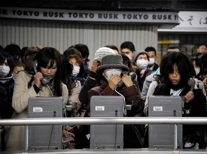 Ponieważ większość sieci komórkowych przestała działać, do publicznych aparatów ustawiały się długie kolejki