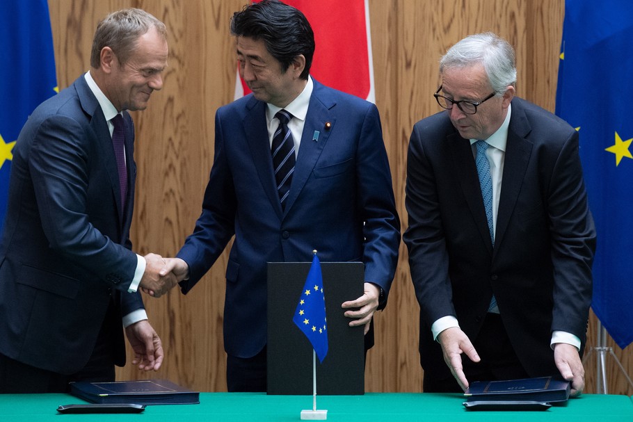  Donald Tusk, Shinzō Abe i Jean Claude Juncker po podpisaniu umowy. Tokio, 17 lipca 2018 r.