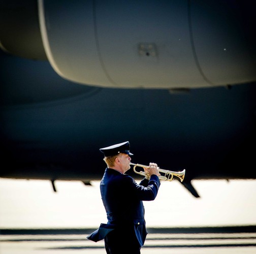 Uroczyste odebranie trumien ze zwłokami ofiar na lotnisku w Eindhoven