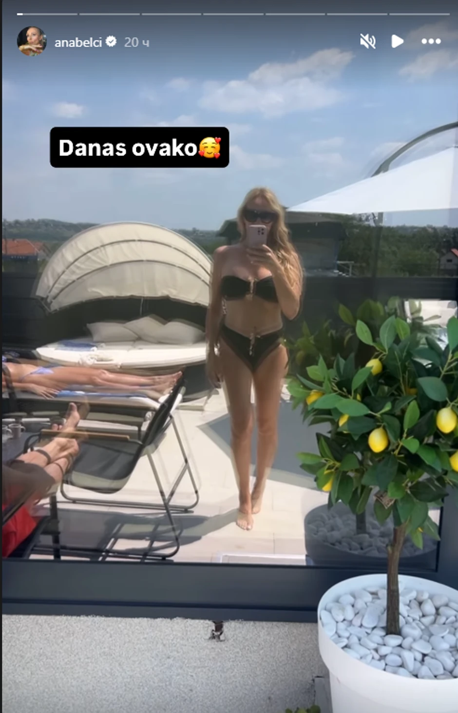 Anabela u kupaćem kostimu