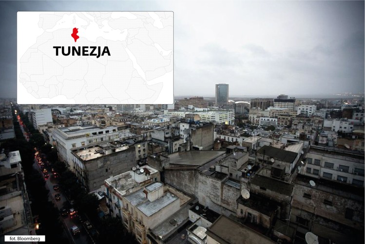 Ryzyko zamachów w tym popularnym wśród turystów kraju jest duże. Głównym powodem jest przenikanie do kraju bojowników z Syrii. Najwięcej zagranicznych członków Państwa Islamskiego pochodzi właśnie z Tunezji (ok. 3 tys.). ISIS już w tej chwili teren kraju uważa za element swojej ekspozytury w Afryce Płn., zwanej Wilajat Ifrikijja. Sytuację pogarsza to, że o wpływy Państwo Islam- skie walczy tutaj z organizacją Katibat Ukba ibn Nafi sprzymierzoną z Al-Kaidą.