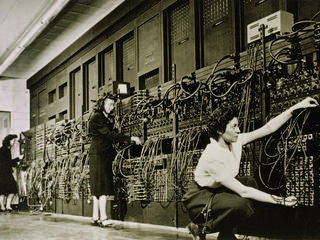 Komputer ENIAC zbudowany w latach 1943-1946 w Pensylwanii. Na zdjęciu techniczka przełącza wtyki kablowe, które pozwalały na programowanie