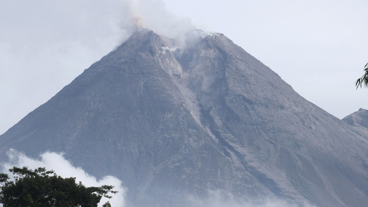 Liczba ofiar erupcji indonezyjskiego wulkanu Merapi, która zaczęła się dwa tygodnie temu, wzrosła do 138 - poinformowały źródła medyczne. Ponad 200 ludzi jest rannych.