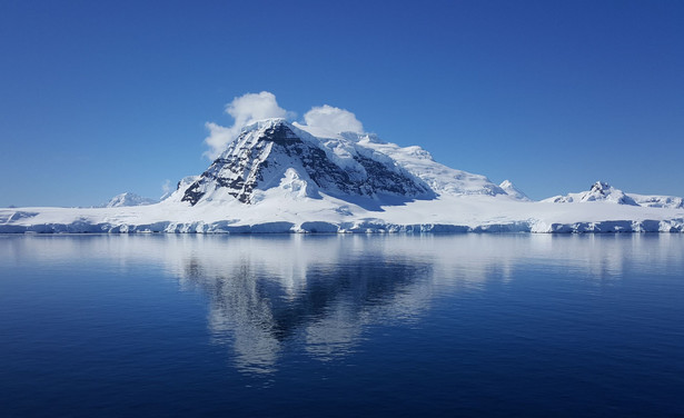 Od lodowca na Antarktydzie oderwała się największa góra lodowa świata
