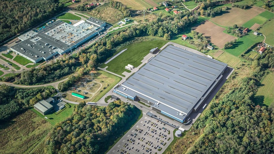 GE rozpoczął działalność w Polsce 23 lata temu głównie z uwagi na niskie koszty pracy. Dzisiaj w przypadku Polski nie jest to już atut, bo mamy konkurencję w postaci np. Rumunii i Bułgarii. Jak podkreśla Beata Stelmach, o budowie nowego zakładu w Polsce zdecydowały jednak inne czynniki. Przedstawiciele GE twierdzą, że efektywność pracy polskich pracowników jest jedną z najwyższych na świecie (wyprzedza nas za to jednak Korea Południowa).