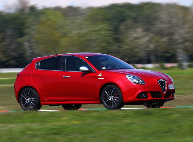Alfa Romeo Giulietta 1750 TBI/235 KM w wersji Quadrifoglio Verde, czyli Monica Bellucci na torze