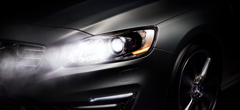 Koniec z mruganiem długimi światłami! Nowy system Volvo Active High Beam Control na zdjęciach