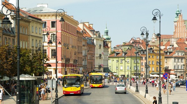 – Stolica stanowić będzie swoisty poligon doświadczalny dla praktycznego funkcjonowania polskich przepisów o Strefie Czystego Transportu. Z doświadczeń Warszawy czerpać będą inne miasta, które również mają obowiązek wprowadzenia strefy, a także Ministerstwo Klimatu i Środowiska odpowiadające za formalne ramy tego przedsięwzięcia – mówi Łukasz Puchalski, dyrektor stołecznego Zarządu Dróg Miejskich.