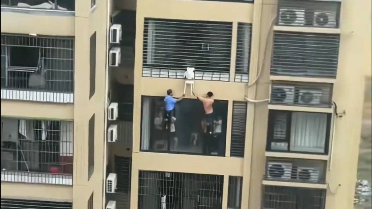 O fetiță de 3 ani, rămasă suspendată la etajul 12 după ce mama a plecat la cumpărături: „Am auzit copilul plângând”/ VIDEO