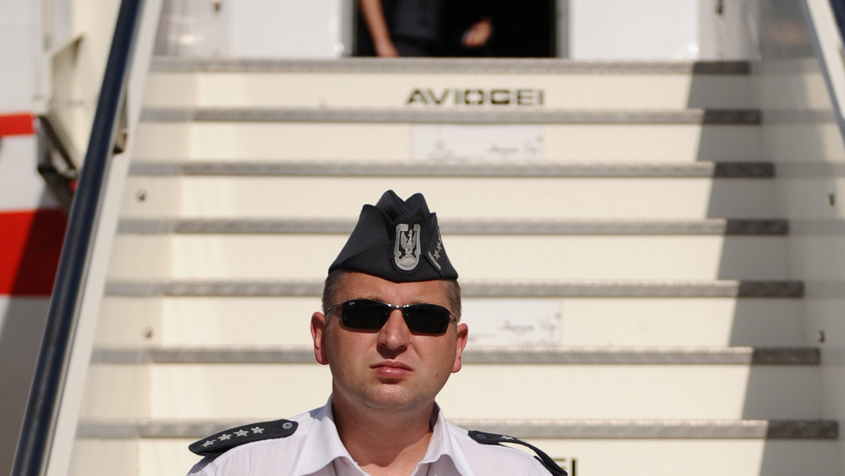 Dzisiaj w "Gazecie Wyborczej" ukazał się wywiad z majorem Grzegorzem Pietruczukiem, pilotem, który w 2008 roku odmówił prezydentowi Lechowi Kaczyńskiemu lotu do Gruzji, kiedy tam trwały działania wojenne. "Gdy już wszyscy byli na pokładzie, prezydent wszedł do kabiny pilotów. Wtedy padło pytanie, czy wiem, kto jest zwierzchnikiem sił zbrojnych. Odpowiedziałem: Tak, wiem, panie prezydencie. Na co prezydent: W takim razie polecam wykonać lot do Tbilisi".