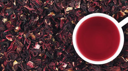 Czerwona herbata - czy ma właściwości odchudzające? Opinie i przeciwwskazania do spożycia