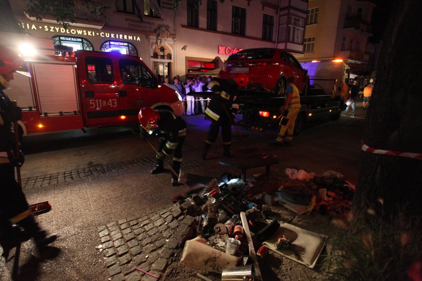 Policjanci zabierają auto szaleńca