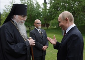Putin u poseti grobovima stradalim Sovjetskim vojnicima na Aljasci gde ga je dočekao arhiepiskop Aleksej