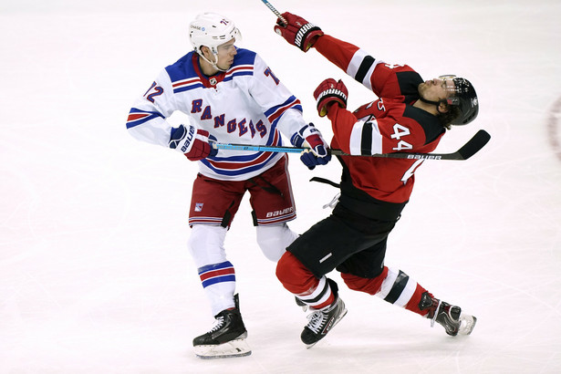 Hokeiści New York Rangers i New Jersey Devils pobili się już w 2. sekundzie meczu