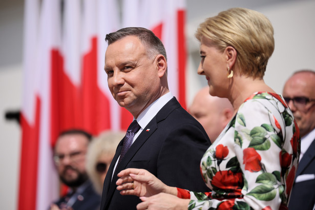 Prezydent RP Andrzej Duda (C) i pierwsza dama RP Agata Kornhauser-Duda (P) na ceremonii na dziedzińcu Belwederu w Warszawie