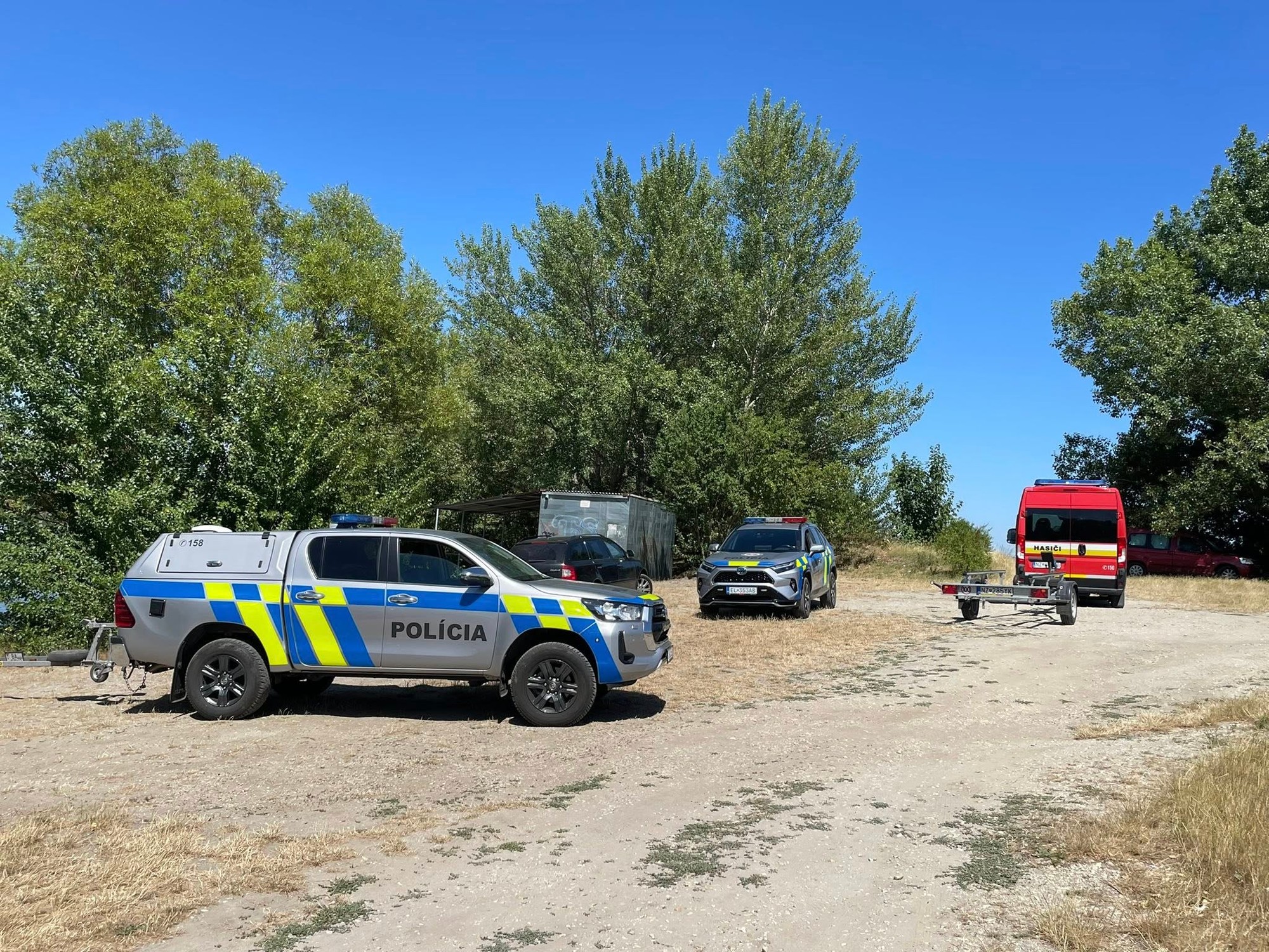 Polícia prehľadávala štrkovisko v obci Bánov.