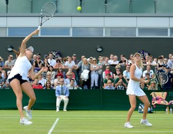 Siła sióstr! Radwańskie awansowały w deblu do 1/8 finału Wimbledonu