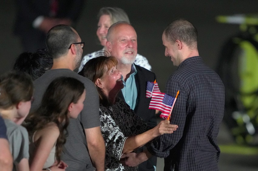 Evan Gerškovič sa majkom nakon povratka u SAD
