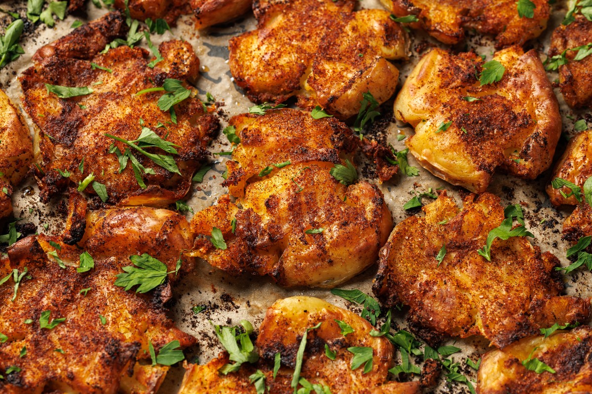 Gniecione ziemniaki z piekarnika. Chrupiący hit ostatnich tygodni