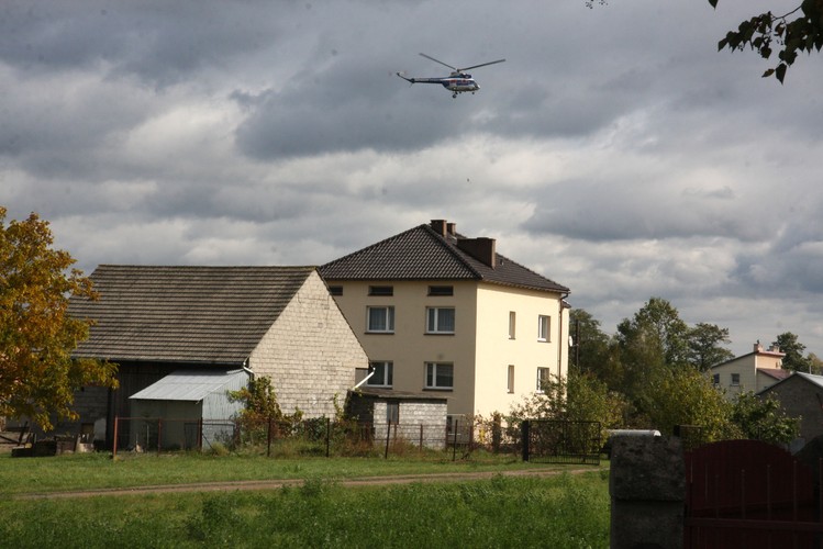 Spokojne niebo galicyjskiej wioski co chwilę przecina warkot śmigłowca patrolowego