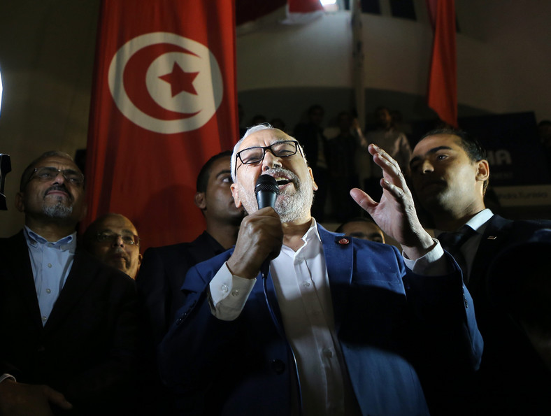 Lider islamistycznej partii opozycyjnej Rachid Ghannouchi wygłasza przemówienie po wyborach parlamentarnych, 27 października 2014 r.