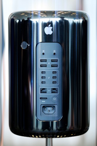 Rewolucyjny design, procesor Xeon nowej generacji z opcją nawet do 12 rdzeni i dwie karty graficzne AMD FirePro to w skrócie najnowszea propozycja komputera stacjonarnego, zaprezentowana przez Apple na konferencji Worldwide Developer Conference w San Francisco.