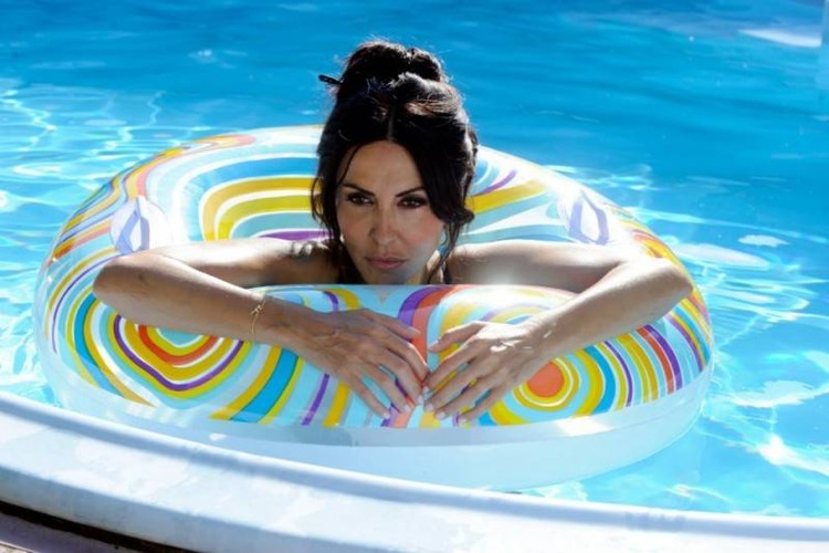 <strong>Wielkie piękno</strong>
<br></br>
Po swoich sześćdziesiątych piątych urodzinach Jep Gambardella (w tej roli Toni Servillo), dziennikarz z zamiłowaniem do imprez i pięknych kobiet, czuje się zagubiony między nostalgią przeszłości a niepewnością przyszłości. Jep zdaje sobie sprawę, że żył powierzchownie. Refleksja nad własnym życiem staje się punktem wyjścia do poszukiwania piękna, między upadającą burżuazją a stereotypami społeczeństwa.
<br></br>
Gatunek: dramat, komedia (2013)
<br></br>
Reżyseria: Paolo Sorrentino
<br></br>
Aktorzy: Toni Servillo, Carlo Verdone, Sabrina Ferilli 
<br></br>