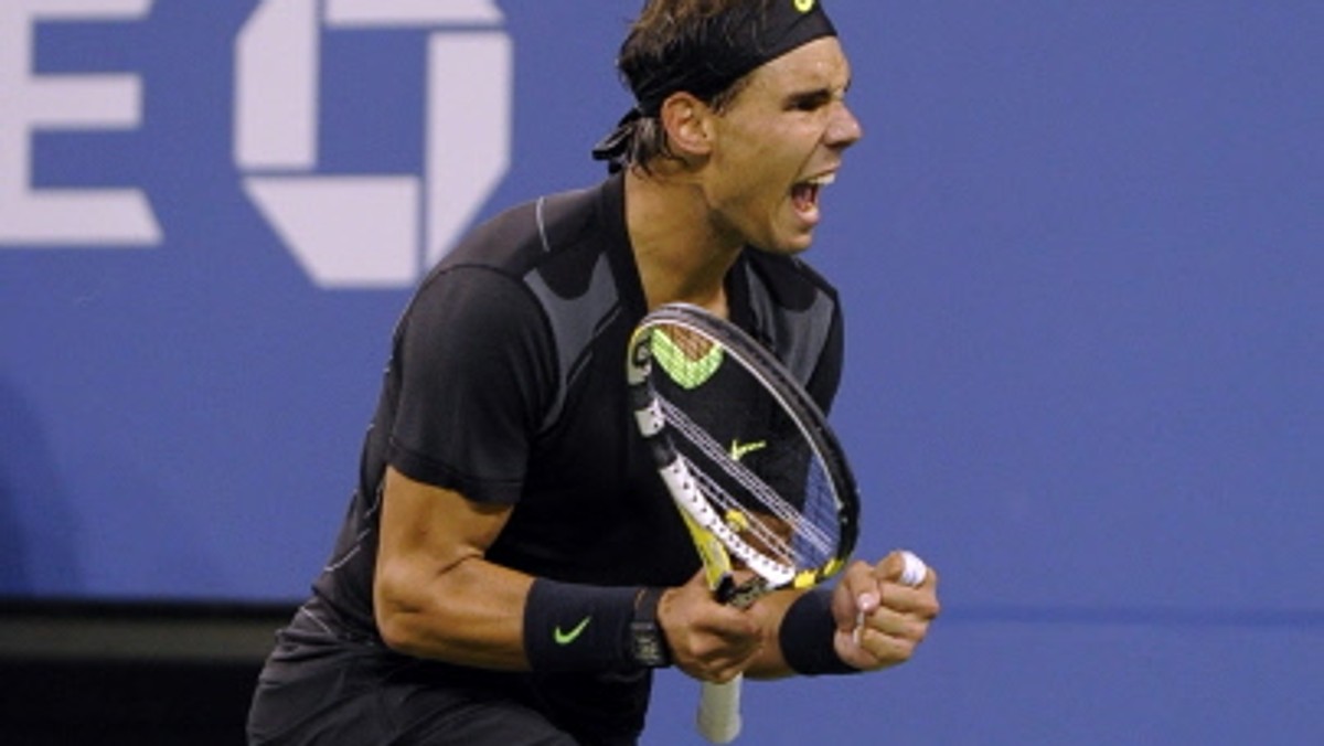 Rafael Nadal triumfuje w US Open! Hiszpan w wielkim finale pokonał Serba Novaka Djokovica 6:4, 5:7, 6:4, 6:2 Hiszpan w tym roku wygrał trzeci z rzędu wielkoszlemowy turniej. Pierwsza wygrana w karierze w US Open sprawia też, że Nadal został siódmym zawodnikiem w historii, który może się poszczycić wygraną w każdym z wielkoszlemowych turniejów.