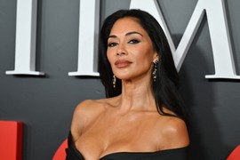 "Pomeri se, Blejk, stigla je Nikol!": Smatraju je jednom od NAJZGODNIJIH ŽENA NA PLANETI, a kada je prošetala u crnoj haljini RASKOŠNOG DEKOLTEA - kao da je vreme stalo