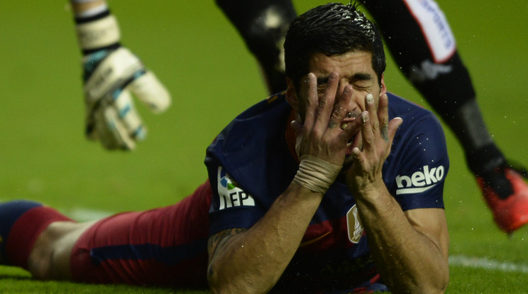Suárez fogja a fejét a kihagyott tizenegyes után /Fotó: AFP