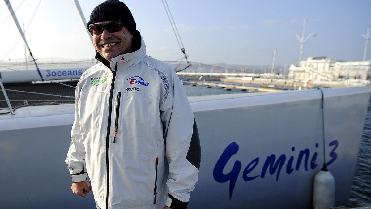 Paszke chce poprawić rekord trasy pod wiatr, który wynosi 122 dni 14 godzin 3 minuty 49 sekund i należy do Jean-Luca van den Heede. Francuz jednokadłubowym jachtem "Adrien" pokonał trudniejszą trasę (kurs z Europy najpierw na Horn), od listopada 2003 do marca 2004 roku. Takiego wyczynu dokonało tylko sześciu żeglarzy.