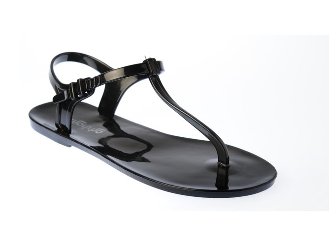 Wiosną i latem 2011 bez plastiku na stopie ani rusz! Propozycje z oferty EBUTY