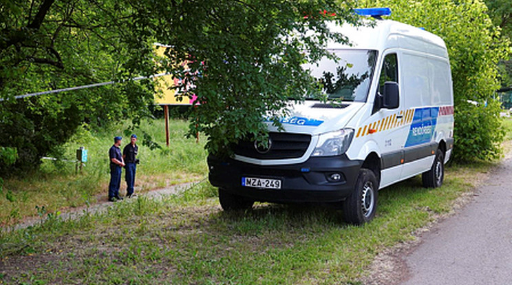 Rendőrök Újszegeden, ahol holttestet találtak 2023. május 28-án. A rendőrség közlése szerint a halálesettel kapcsolatban felmerült az idegenkezűség gyanúja, a nyomozók vizsgálják a körülményeket/Fotó: MTI/Donka Ferenc