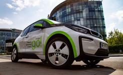 Dwóch 14-latków ukradło elektryczne bmw i wjechało w betonową zaporę