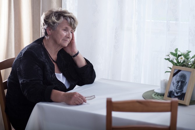 Stav većine sveštenika je da bi gardeboru pokojnog člana porodice trebalo pokloniti siromašnima kao čin milosrđa