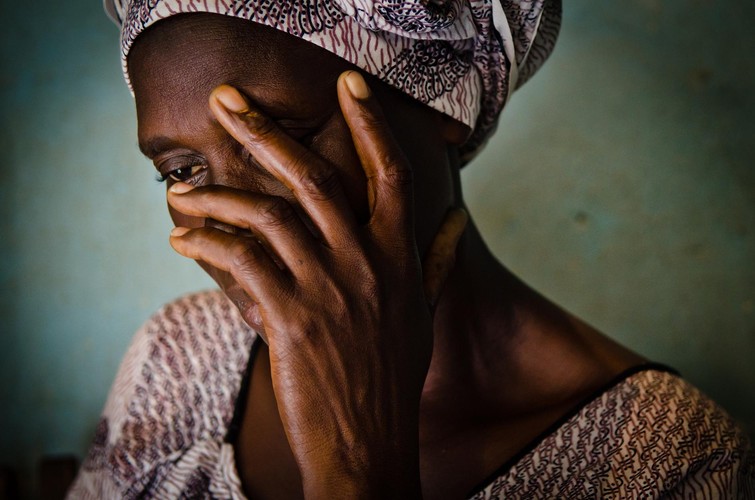 Wybrzeże Kości Słoniowej. Silué Djéniéba, obrzezana jako 15 latka. Codziennie na świecie ponad 6000 dziewcząt i kobiet poddawanych jest tej torturze. Silué, zaangażowana w walkę przeciwko obrzezaniu kobiet, boi się rozpoznania i zemsty ludzi z jej rodzinnej wioski. Fotografia Agnieszki Napierały otrzymała Wyróżnienie za zdjęcie pojedyncze w kategorii 