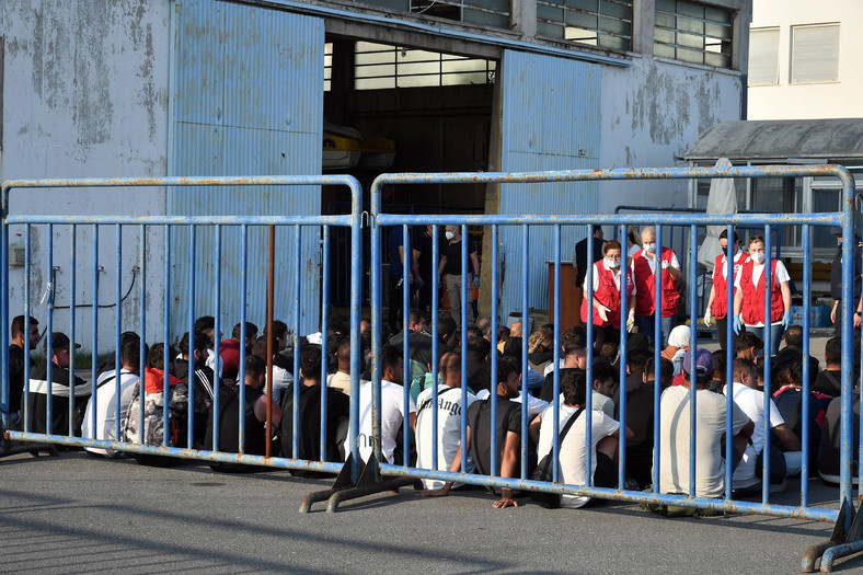 Migranci w greckim porcie Kalamata. 2023 r.