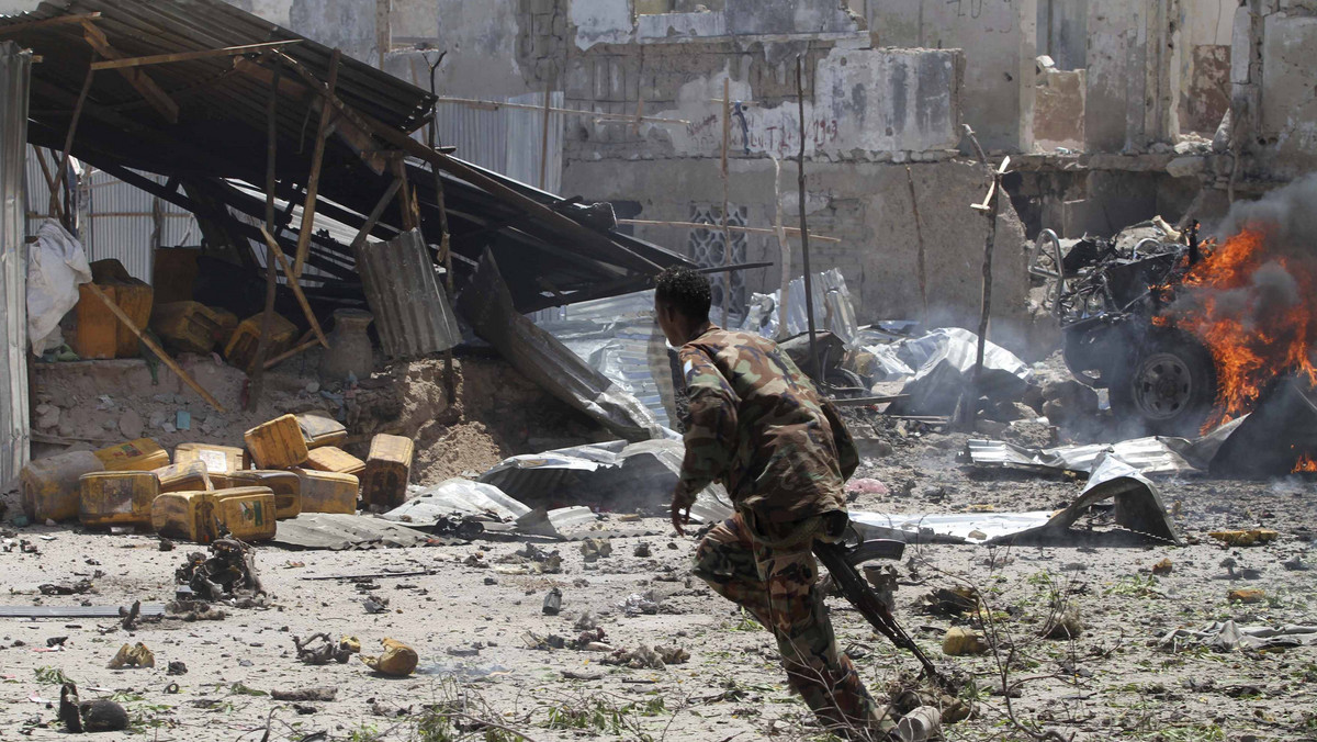 W samobójczym zamachu przeprowadzonym w sądzie w Mogadiszu przez islamistów w kamizelkach wyładowanych materiałami wybuchowymi rannych zostało kilkanaście osób; są też zabici. Według szefa somalijskiego MSW wszystkich dziewięciu napastników zginęło.