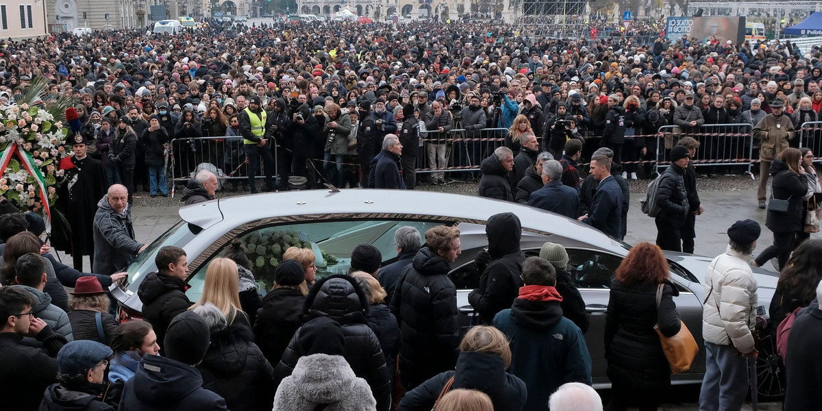 Tysiące osób uczestniczyły w pogrzebie studentki zamordowanej przez byłego partnera. 